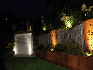 Für die Gartenwelt nach Mass: Die Mein Topf GmbH ist spezialisiert auf individualisierte Lösungen für Garten, Terrasse und Park, vom Pflanzgefäss über die Feuerstelle bis zur Trennwand und Beleuchtung. Licht ist Komfort, braucht aber auch Energie. Der Energieverbrauch kann durch den Einsatz von LED-Technologie massiv verringert werden. Mein Topf bietet ein hochfunktionales Sortiment an verschiedenen LED-Leuchten für verschiedenste Anwendungen an. Mein Topf GmbH.