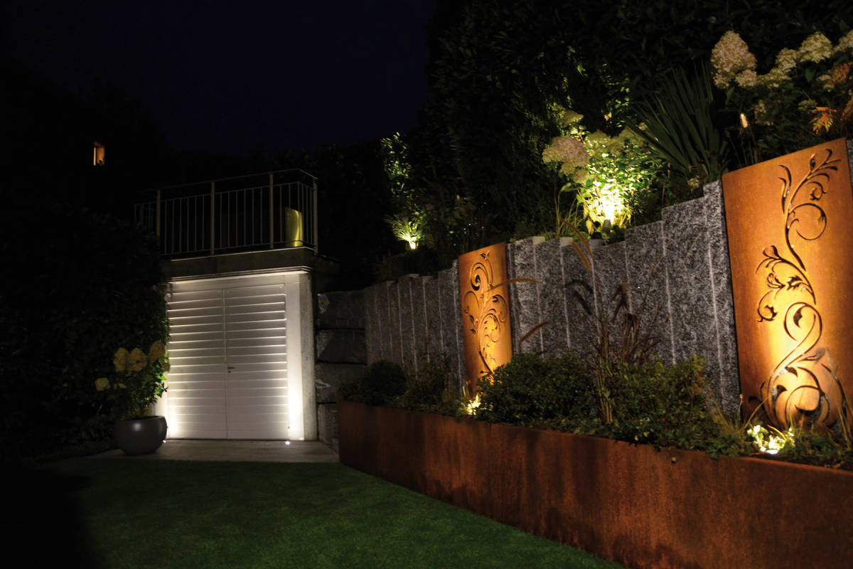 Für die Gartenwelt nach Mass: Die Mein Topf GmbH ist spezialisiert auf individualisierte Lösungen für Garten, Terrasse und Park, vom Pflanzgefäss über die Feuerstelle bis zur Trennwand und Beleuchtung. Licht ist Komfort, braucht aber auch Energie. Der Energieverbrauch kann durch den Einsatz von LED-Technologie massiv verringert werden. Mein Topf bietet ein hochfunktionales Sortiment an verschiedenen LED-Leuchten für verschiedenste Anwendungen an. Mein Topf GmbH.