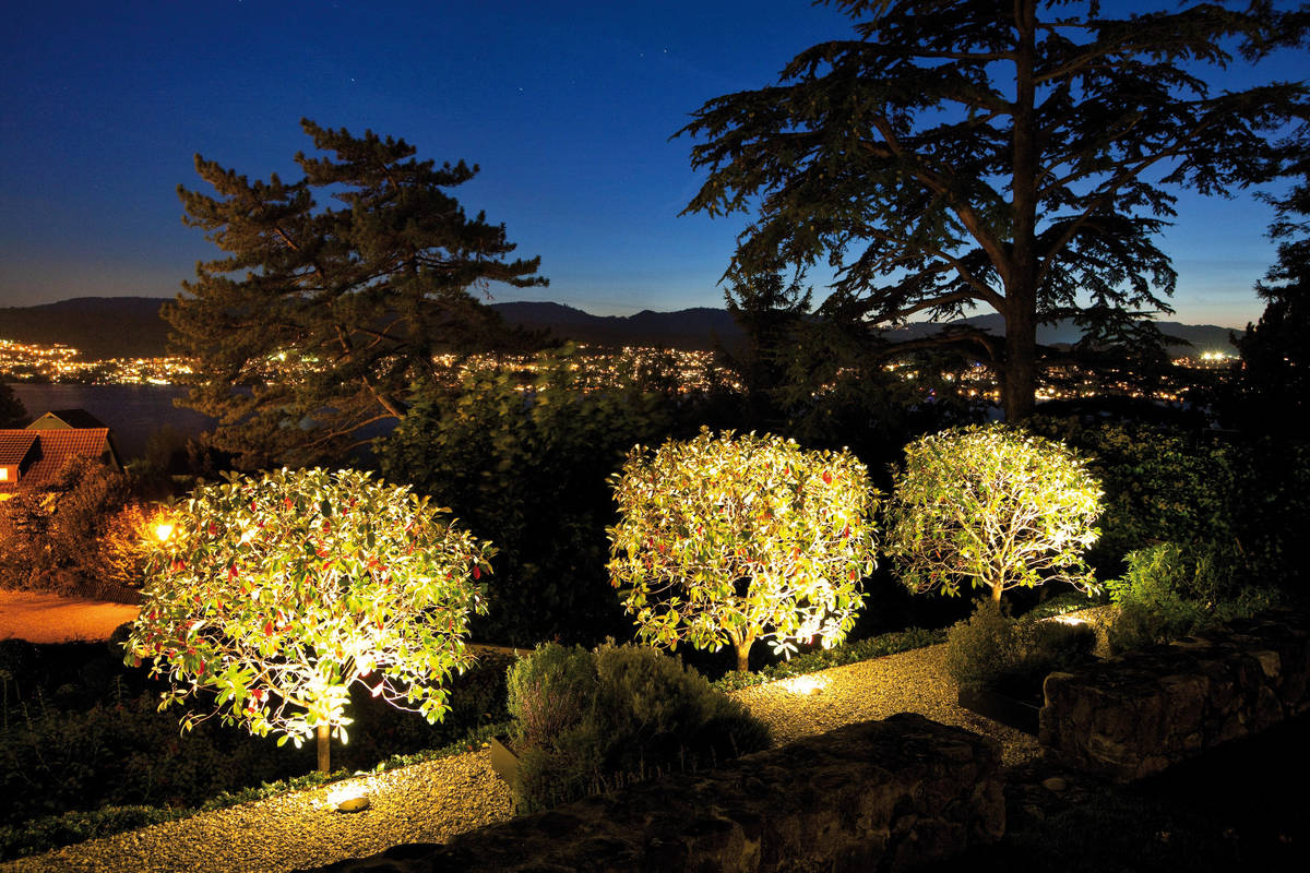 Spiel von Licht und Schatten: Gutes Lichtdesign setzt Wege, Büsche und Bäume gezielt in Szene und macht jeden Garten optisch grosszügiger. So erstreckt sich abends vor dem Fenster kein dunkles Loch, sondern Lichtpunkte hellen den Garten auf. Professionell ausgeleuchtet wird er mit einem Spiel von Licht und Schatten zum Gesamtkunstwerk. Luce Elektro AG.