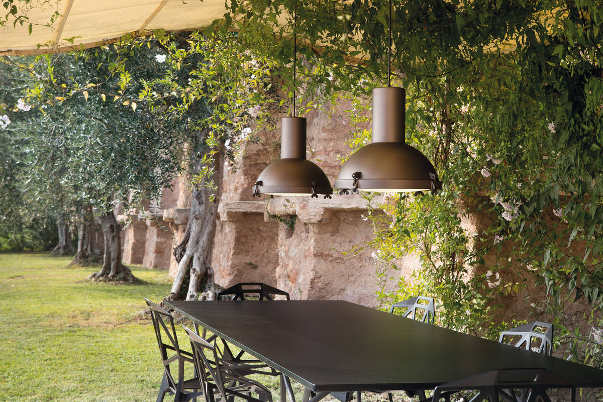 Ein echter Le Corbusier: Der Strahler «Projecteur» von Le Corbusier wurde 1954 für die Beleuchtung des Gerichtshofes in Chandigarh, Indien, entworfen. Der Leuchtenkörper ist aus Aluminium, nachtblau, sand- oder mokkafarben lackiert. Das gewölbte Diffusorglas ist innen sandgestrahlt. Der Baldachin und die Klemme sind matt schwarz lackiert, die Flügelmuttern und Kleinteile sind matt schwarz verchromt. Für den Aussenbereich als Wand-, Decken- und Pendelleuchte lieferbar. Nemo.