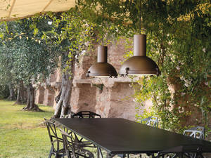 Ein echter Le Corbusier: Der Strahler «Projecteur» von Le Corbusier wurde 1954 für die Beleuchtung des Gerichtshofes in Chandigarh, Indien, entworfen. Der Leuchtenkörper ist aus Aluminium, nachtblau, sand- oder mokkafarben lackiert. Das gewölbte Diffusorglas ist innen sandgestrahlt. Der Baldachin und die Klemme sind matt schwarz lackiert, die Flügelmuttern und Kleinteile sind matt schwarz verchromt. Für den Aussenbereich als Wand-, Decken- und Pendelleuchte lieferbar. Nemo.