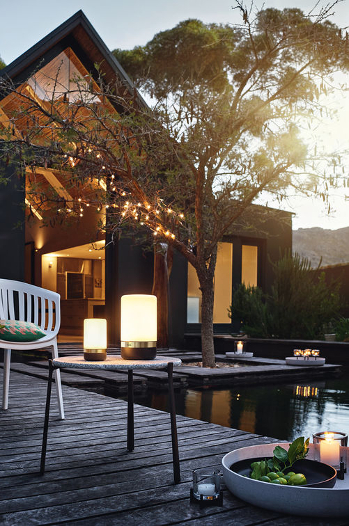 Kabellos: Die mobile LED-Outdoor-Leuchte «Ray» bringt Licht ins Dunkel, wo keine Steckdose in der Nähe ist. Auf der Terrasse oder dem Balkon, im Wohnmobil oder beim Campen. Zwei Helligkeitsstufen sorgen für Flexibilität. Die eine gibt genug Licht zum Lesen, die andere schönes atmosphärisches Hintergrundlicht. «Ray» ist aufladbar und funktioniert mit Akkubetrieb. Blomus GmbH.