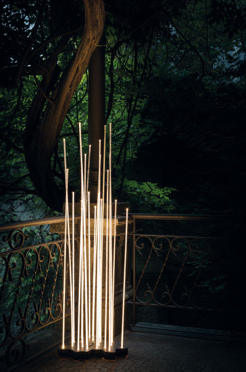 Lichtkunst: Auf der Beleuchtungsfachmesse Euroluce in Mailand wurde eine neue Familie von ganz besonderen Outdoor-Leuchten vorgestellt, darunter «Reeds» von Klaus Begasse. Die filigrane Leuchte, die an sanft im Winde wiegendes Schilfrohr erinnert, wirkt besonders gut in Verbindung mit Wasserflächen in Parks und grösseren Gärten. Artemide Illuminazione SA.