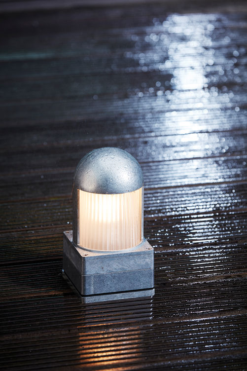 Wetterfest: Zink, Glas, Edelstahl und Teakholz: Für das Aussenleuchtenprogramm «Free» werden Materialien verwendet, die dem Wetter im Winter und Sommer standhalten, in Würde altern und mit der Zeit eine eigene Patina bekommen. Archetypische Formen geben dem Programm einen eigenen Charakter. Tobias Grau GmbH.