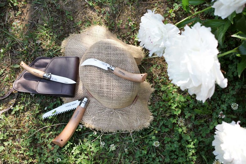 Opinel stellt kleine Gartengeräte her, die alle Gärtner begeistern. Besonders praktisch: die Gartensäge «N°18». Die handliche Klappsäge «N°18» besitzt ein starkes und schnittiges Sägeblatt und schneidet damit Äste mit einem Durchmesser von bis zu 10 cm. Das rostfreie, 18 cm lange Sägeblatt aus Edelstahl ist mit zwei Reihen geschärfter Zähne ausgestattet, die zum Griff hin ausgerichtet sind und für ein müheloses Sägen durch Ziehen sorgen. Ein Sicherheitshaken verhindert, dass die Säge während des Gebrauchs zusammenklappt. Dank des handlichen Designs eignet sich die Säge auch für Outdoor-Aktivitäten. Erhältlich u.a. bei Transa. Opinel.