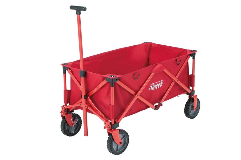 Ob Camping, Ferienhaus oder Garten: So manch Schweres muss draussen auf den Weg gebracht werden. Seien es Gartengeräte, Gartenabfälle, Decken, Kissen, Schlafsack, Kühlbox oder Getränkekisten. Der «Coleman Camping Wagon» ist ein Allrounder und ganz schön robust. Er wird aus starkem und hochbelastbarem Polyester hergestellt, besitzt einen herausnehmbaren und verstärkten Boden sowie einen Stahlrahmen. Alles Aufgepackte ist mithilfe eines D-Rings schnell und mühelos an beiden Seiten fixiert. Der Zug-Griff ist direkt mit der Achse verbunden, wodurch sich der Bollerwagen hervorragend manövrieren lässt. Coleman.
