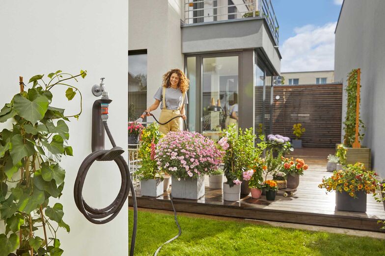 Keine zwei Jahre ist er auf dem Markt, und schon hat der robuste Textilschlauch «Liano» eine breite Anhängerschaft. Er bietet maximale Flexibilität, hat ein geringes Gewicht lässt sich kompakt aufbewahren. Für den leichten Gartenschlauch aus hochstrapazierfähigem Textilgewebe gibt es jetzt die neue «TapFix» Aufbewahrungslösung. Sie macht das Aufbewahren noch einfacher und komfortabler: Der Schlauchhalter wird einfach am Aussenwasserhahn befestigt. Ohne Bohren oder Schrauben sitzt er fest am Hahn. Da genügend Abstand zur Wand besteht, kann nichts verkratzen oder beschädigt werden. Der Abstand vom Wasserhahn zum Boden sollte mindestens 50 Zentimeter betragen, damit der Schlauch nicht aufliegt. Ist die Gartensaison vorüber, darf der Schlauchhalter auch einfach am Wasserhahn verbleiben, denn er ist UV- und frostsicher. Gardena.