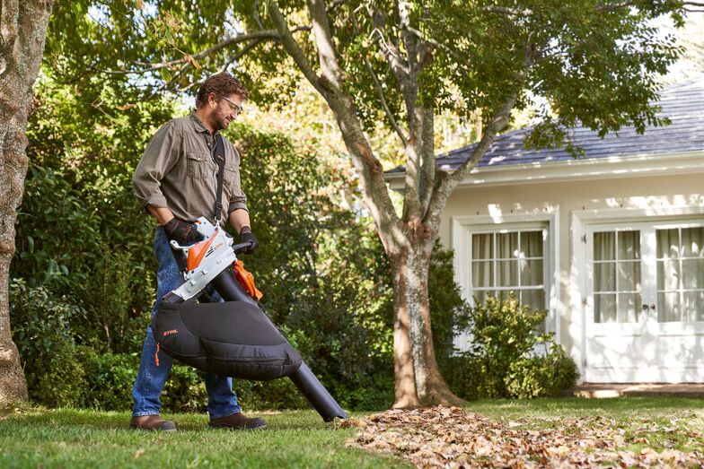 Der neue Akku-Saughäcksler von Stihl sorgt für saubere Verhältnisse rund um Haus und Garten, Wege, Rasenflächen und Beete. Effizient geht das mit diesen neuen Geräten, da sie verschiedene Funktionen kombinieren, wie der Akku-Saughäcksler «STIHL SHA 56». Das leistungsstarke Gerät saugt Laub, Grünschnitt und Gras einfach auf und häckselt es gleichzeitig klein. Zudem lässt es sich als kraftvolles Blasgerät einsetzen. Der Wechsel zwischen beiden Arbeitsmodi erfolgt werkzeuglos und im Handumdrehen. Der drehbare Handgriff sorgt für komfortables und ermüdungsarmes Arbeiten sowohl im Saug- als auch im Blasbetrieb. Und der Fangsack wird einfach am Saugrohr eingehängt. Mit Akkutechnik arbeitet der «SHA 56» abgasfrei und leise. Stihl.