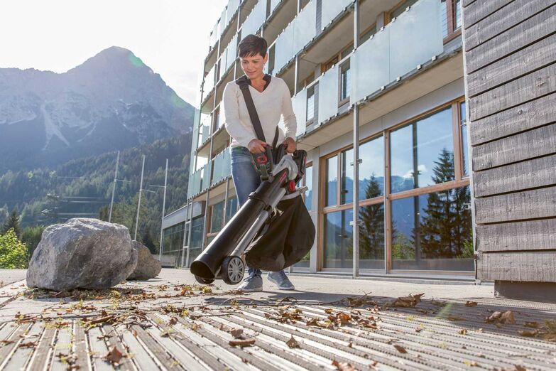 Nicht nur Grünflächen und Pflanzen müssen für den Winter gerüstet und den nächsten Sommer vorbereitet werden, sondern auch die Wasserstellen im Garten. Brunnen oder Teiche müssen von Laub und Schmutz befreit werden, um den Sauerstoffgehalt für ein gesundes Ökosystem aufrecht zu erhalten. Das geht mit Laubsaugern am besten, wie diesem Premium Akku-Laubsauger und -bläser «LBV 4090», mit dem die Blätter zudem direkt am Ufer abgesaugt und gesammelt werden können. Durch die Saugfunktion wird ein versehentliches Blasen des Laubes in den Teich verhindert wird. Diese gleichzeitige Sammelfunktion ist auch sonst von Vorteil, spart einen zweiten Arbeitsschritt und Zeit. Al-Ko.