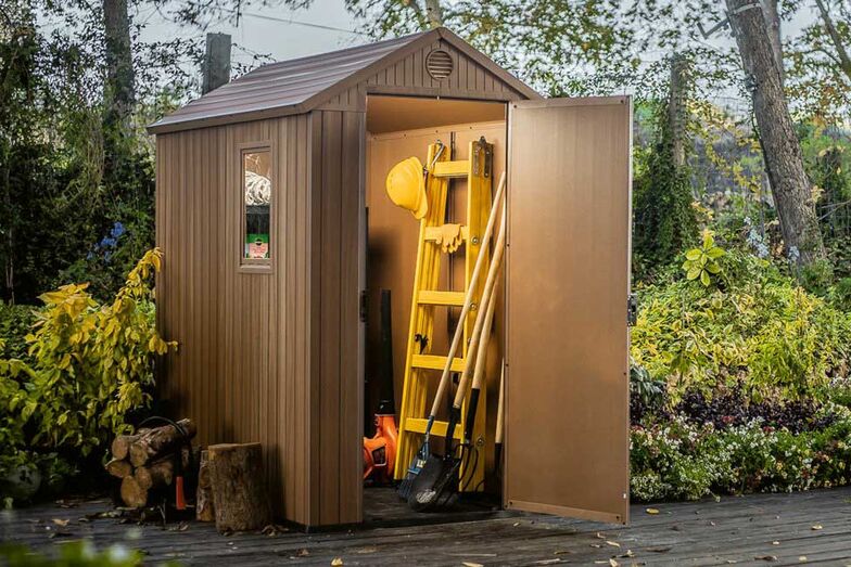 Von wegen 'Schuppen'! Diese neue Generation von Gartenhäusern ist absolut pflegeleicht und unverwüstlich. Die Modelle werden aus dem neuartigem Verbundstoff «EVOTECH™» hergestellt, welcher die natürliche Optik und Haptik von geschliffenem Holz authentisch nachbildet und diesem hinsichtlich Stabilität in nichts nachsteht. Die Gartenhäuser sind äusserst pflegeleicht. Das neue Material kann nicht verblassen, splittern oder modern und ist mit integriertem UV-Schutz versehen. Einfaches Abwischen nach der Wintersaison genügt. Das Innenleben überzeugt mit einer hochbelastbaren und wasserfesten Bodenplatte sowie mit einem speziellen Belüftungssystem, das Feuchtigkeit und Moder vorbeugt. Das «DARWIN Gartenhaus» ist in den Massen 4x6 m und verschiedenen Holztönen erhältlich. Keter.