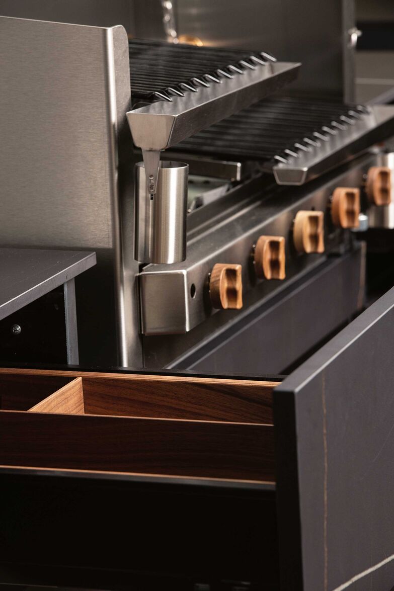 Die Aussenküche «Cuatro Elementos» wird in der Schweiz hergestellt. Kernstück ist der Azado-Grill «El Jefe». Azado AG.