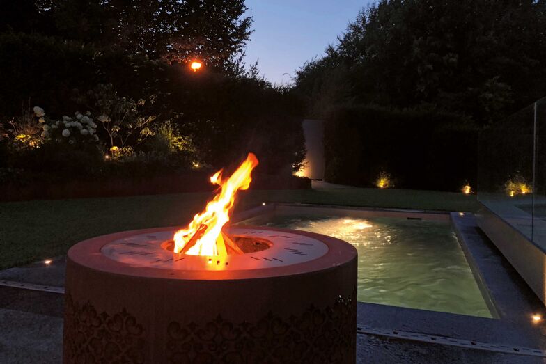 Der «Rundfeuerwok» wird mit Wokpfanne und Drehgrill geliefert und sorgt auch nach dem Grillieren noch für Stimmung. Mein Topf GmbH.