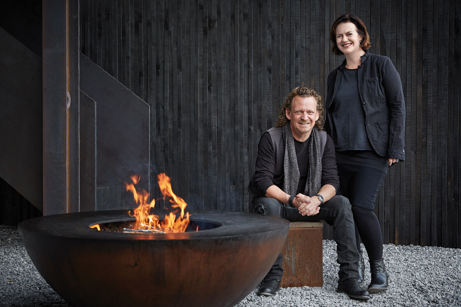 Stahlplastiker Andreas Reichlin hat mit dem «Feuerring» den Nerv der Zeit getroffen. Ohne viel Zubehör kann man darauf ganze Menus zubereiten und in geselliger Runde geniessen. Feuerring.