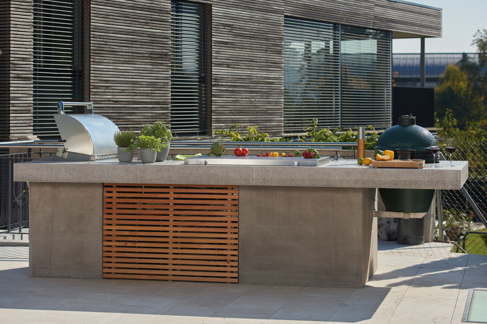 Eigentlich ist Mischa Weber Gartenbauer. Gelegentlich plant er aber auch Outdoor-Küchen nach Mass, auf Wunsch mit Kühlschrank, Unterbau und Verkleidung. Das tragende Element ist jeweils aus Beton. Hans Ball Gartenbau.