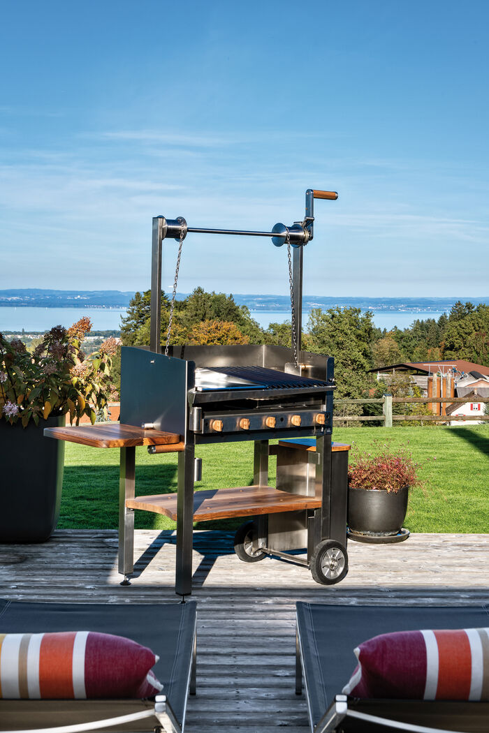 Die junge Marke Azado verbindet argentinische Grillkultur mit schweizerischem Perfektionsdenken. Schnellstart mit Gas, Genussgaren mit Kohle, dazu viele durchdachte Features: Ein High-End-Produkt für Anspruchsvolle. Azado AG.