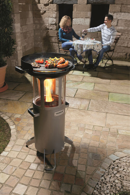 Vielseitig: Den Pelletgrill kann man mit Feuerplatte, Wok, Pizzastein oder herkömmlichem Grillaufsatz bestücken. Hein Feuerkonzepte.