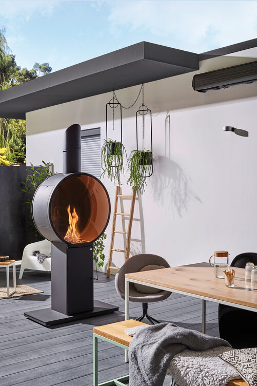 «Fuora» ist ein Gaskamin auf Rollen für den Aussenbereich. Die Flüssiggasflasche ist im Unterbau untergebracht. Spartherm/Ganz Baukeramik AG.