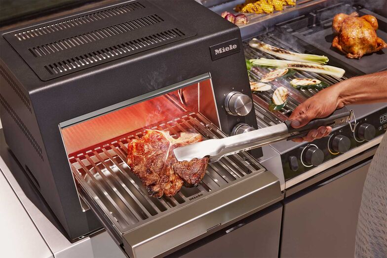 Der Haushaltsgeräte-Hersteller Miele bringt das Kocherlebnis nach draussen. Die Outdoor-Küche «Dreams» mit ihren unterschiedlichen Modulen verbindet minimalistisches Design mit moderner Technologie und hoher Qualität. Sie lässt sich flexibel erweitern und durch diverse Accessoires individuell anpassen. Miele AG, www.miele.ch