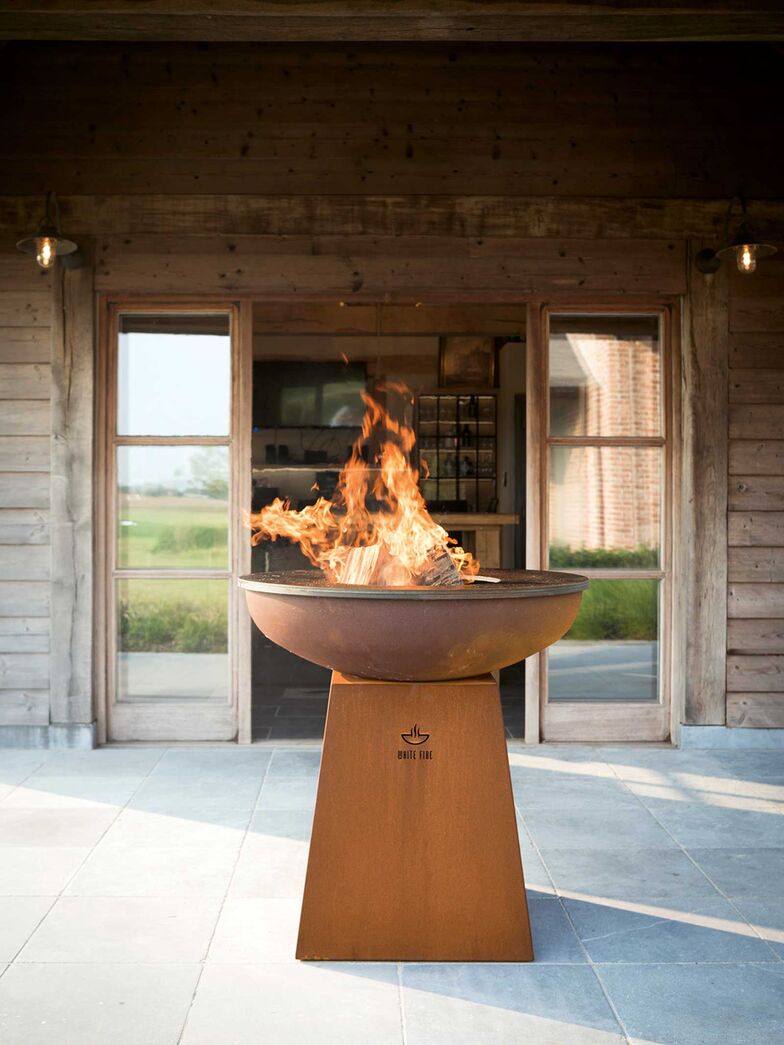 Der «White fire BBQ» macht das Grillieren auf der Terrasse oder im Garten zu einem echten Highlight. Sockel und Feuerschale aus rostbraunem Cortenstahl überzeugen nicht nur optisch, sondern stehen auch für Langlebigkeit und minimalen Pflegeaufwand. Optional sind ein passender Grillrost sowie Räder für einen komfortablen Transport erhältlich. Cosy & Trendy, www.cosy-trendy.eu