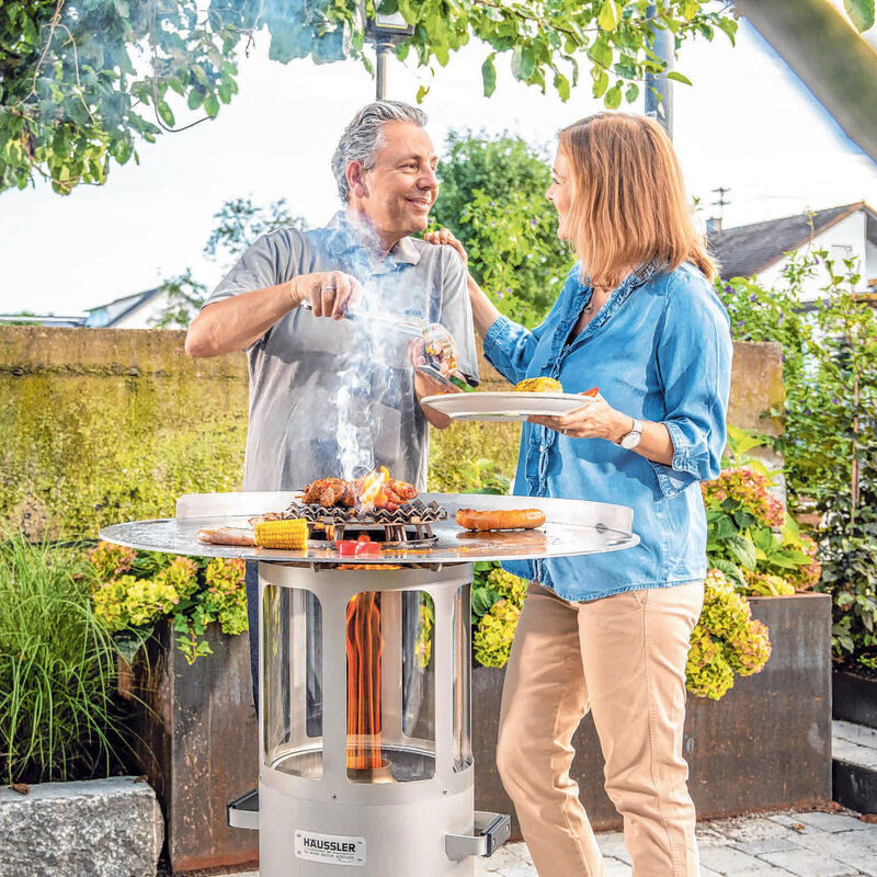 Mit einem Aufsatz wird der Heizstrahler zum Grill.