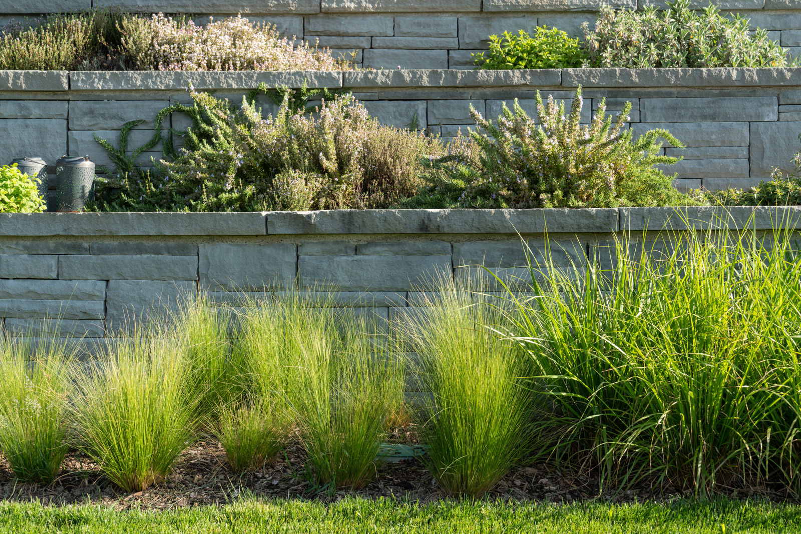 Abwechslungsreiche, standortgerechte Pflanzen und Naturstein ergänzen sich.