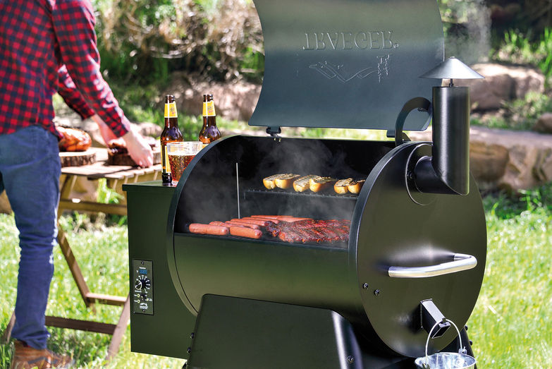 Der Original-Pelletgrill für indirektes Grillieren, Räuchern, Backen, Braten und Schmoren. Über eine elektronische Regelung werden die Temperatur und die Zufuhr der Holzpellets gesteuert. «Traeger», Blaser + Trösch AG.