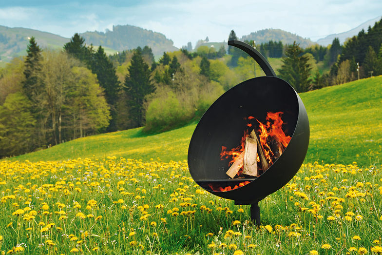 Der «Feuerball» ist wunderbar wandelbar: Die Halbkugel aus Edelstahl lässt sich drehen. Dann kommt das Umbau-Kit zum Einsatz, und schon ist der Grill parat. Chromtech-AI GmbH.