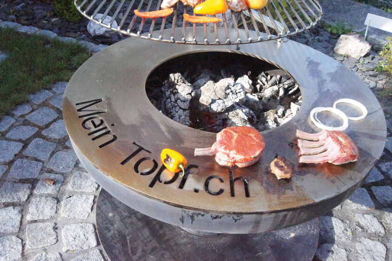 Die Metallverarbeitungsspezialisten haben unter dem Namen «Feuerwelten» eine vielseitige Produktlinie entwickelt. Grills und Grillwoks werden auf Mass ganz nach Kundenwunsch hergestellt. Mein Topf GmbH.