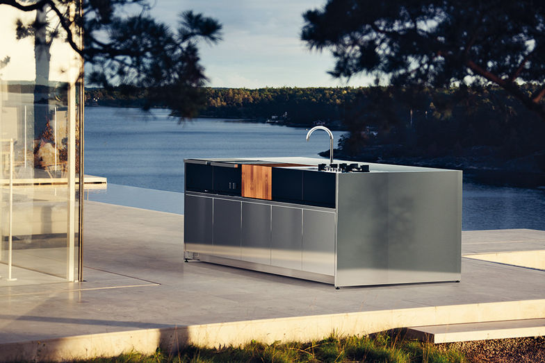 Die massgeschneiderte Kücheninsel aus Stahl bietet alles, was eine Küche braucht. Wer das Grundele­ment mit Bar und Kühlschrank ergänzt, kann die ganze Nacht draussen durchfeiern. Röshults/Hauser Living.