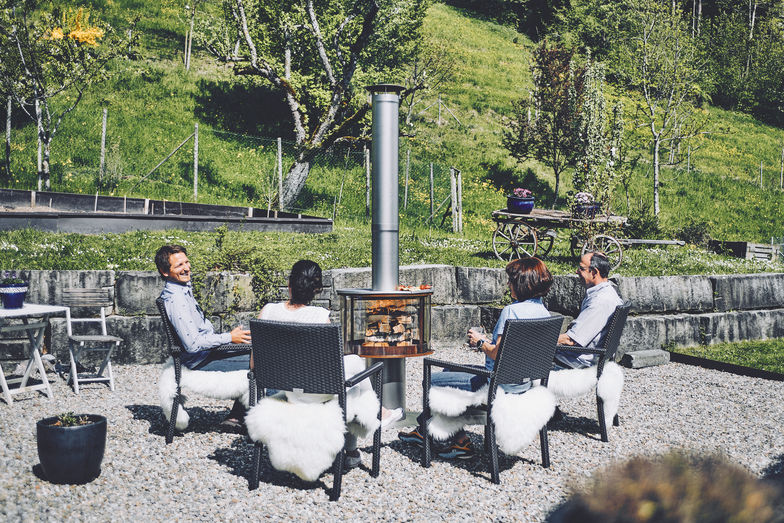 «Surprise» wird ihrem Namen gerecht und hält eine Überraschung bereit: Die Feuerstelle mit geschlossenem Keramikglas ist dank Grillplatten auch zum Zubereiten von Fleisch, Gemüse oder Raclette geeignet. Rüegg Cheminée.