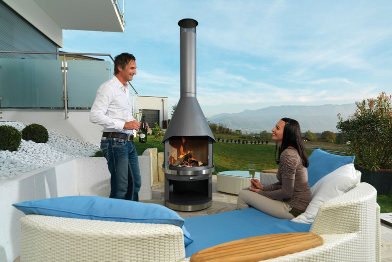 Zwei in Einem: Der fahrbare «Vario» aus massivem Edelstahl mit hitzebeständiger und UV-echter Lackierung ist eine Kombination aus Grill und Kamin. Mimosa.