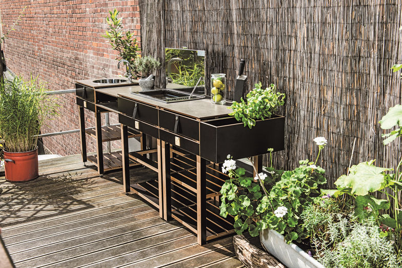 Warum muss es immer Edelstahl sein? Die modulare Outdoorküche ist auch in der Edition «Wood» erhältlich und fügt sich dadurch unauffällig in die natürliche Umgebung ein. OCQ.