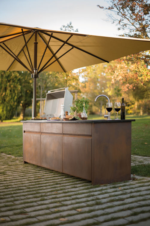 Cortenstahl mit seiner rostroten Färbung ist im Garten vielseitig einsetzbar. Eine Möglichkeit ist die modular aufgebaute Outdoor-Küche im Edelrost-Design von Gartenmetall mit Gasgrill und Spülbecken. Atlas Naturstein.