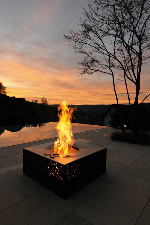 Beim «Flammengrill» wird das Grillgut auf eine Fläche aus Edelstahl gelegt und so gesund gegart, gedämpft oder grilliert. Das patentierten Lochmuster reduziert die Rauchbildung und sorgt für einen raffinierten Durchblick. Wetzel.