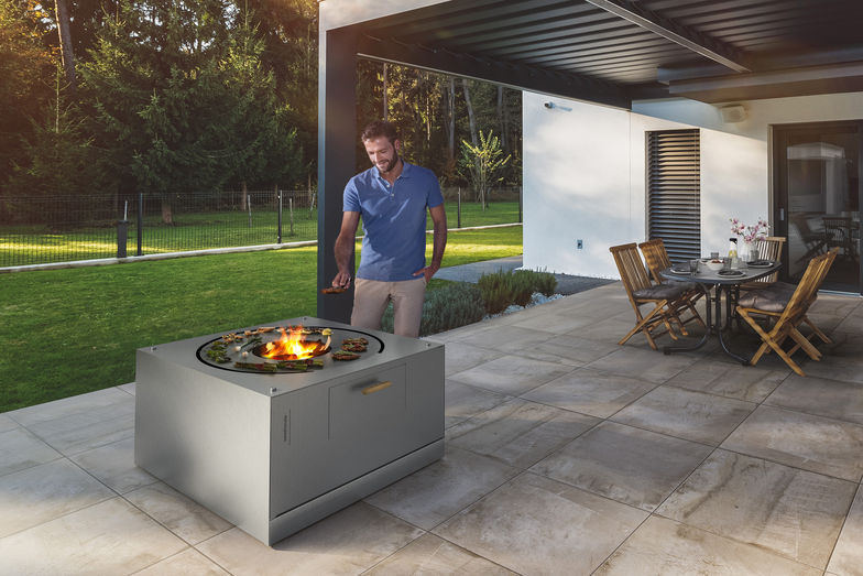 Der «swissfirecube primeline» ist mehr als eine Feuerschale. Die angenehme Höhe sorgt für ein unbeschwertes Grillvergnügen. Die Kollektion aus Edelstahl überzeugt durch das geradlinige Design, welches das Feuer perfekt in Szene setzt. Swissfirecube.