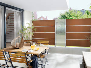 Die Kombination verschiedener Sichtschutzpaneele lassen gestalterisch und funktional interessante Lösungen realisieren. Tomwood.