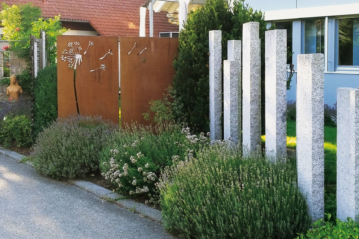 Die Motivwände in Rost- oder Edelstahloptik können nach eigenen Vorlagen gefertigt werden. Atlas.