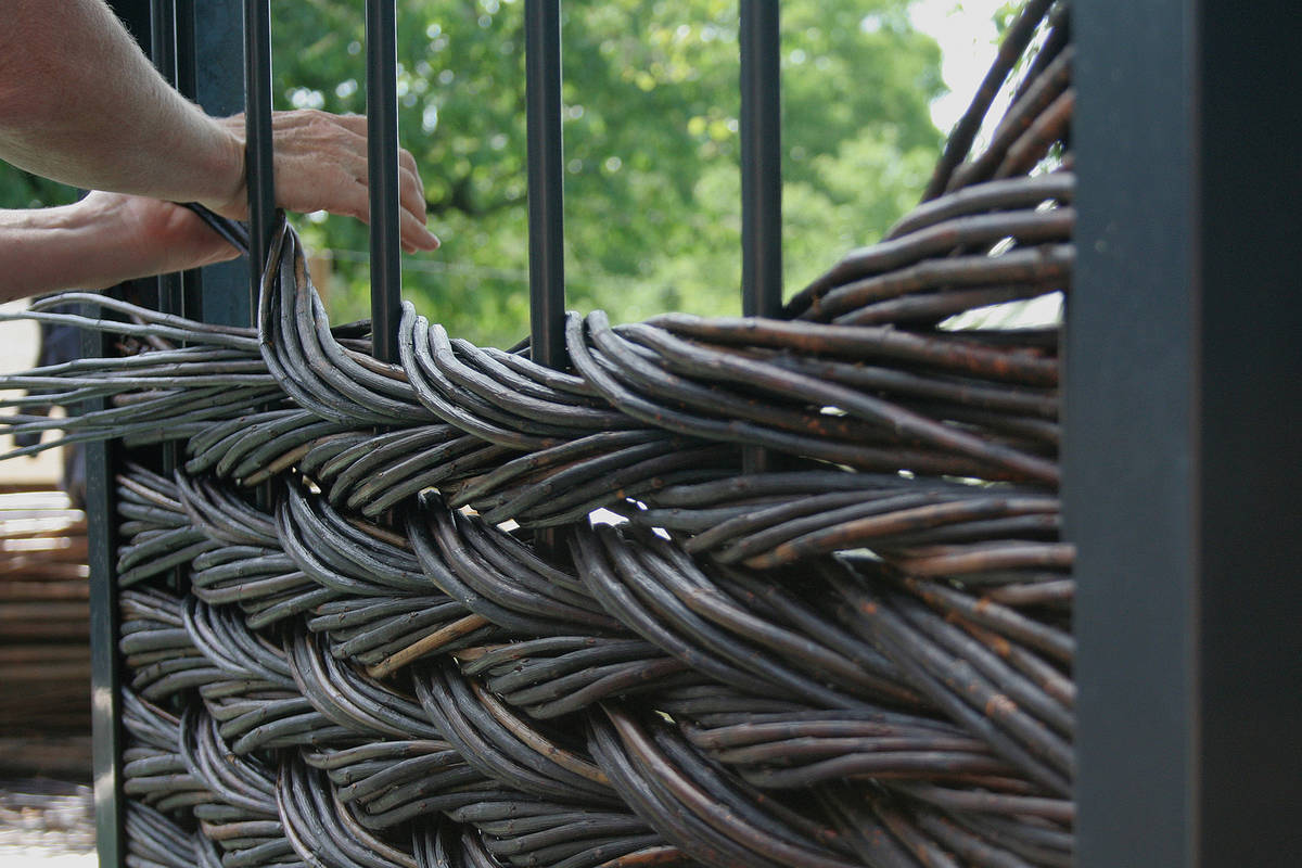 Die natürlichen Zaunelemente aus Weiden werden traditionell mit der Hand geflochten. Flechtart.