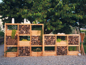 Die Pflanzwand aus Robinienholz ist Hochbeet und Sichtschutz in Einem. Real Zäune.