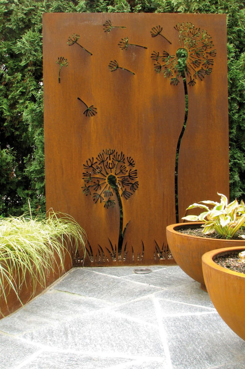 Motivwände aus Cortenstahl schützen nicht nur vor ungewollten Blicken, sie helfen auch dabei, den Garten zu strukturieren. Mein Topf.