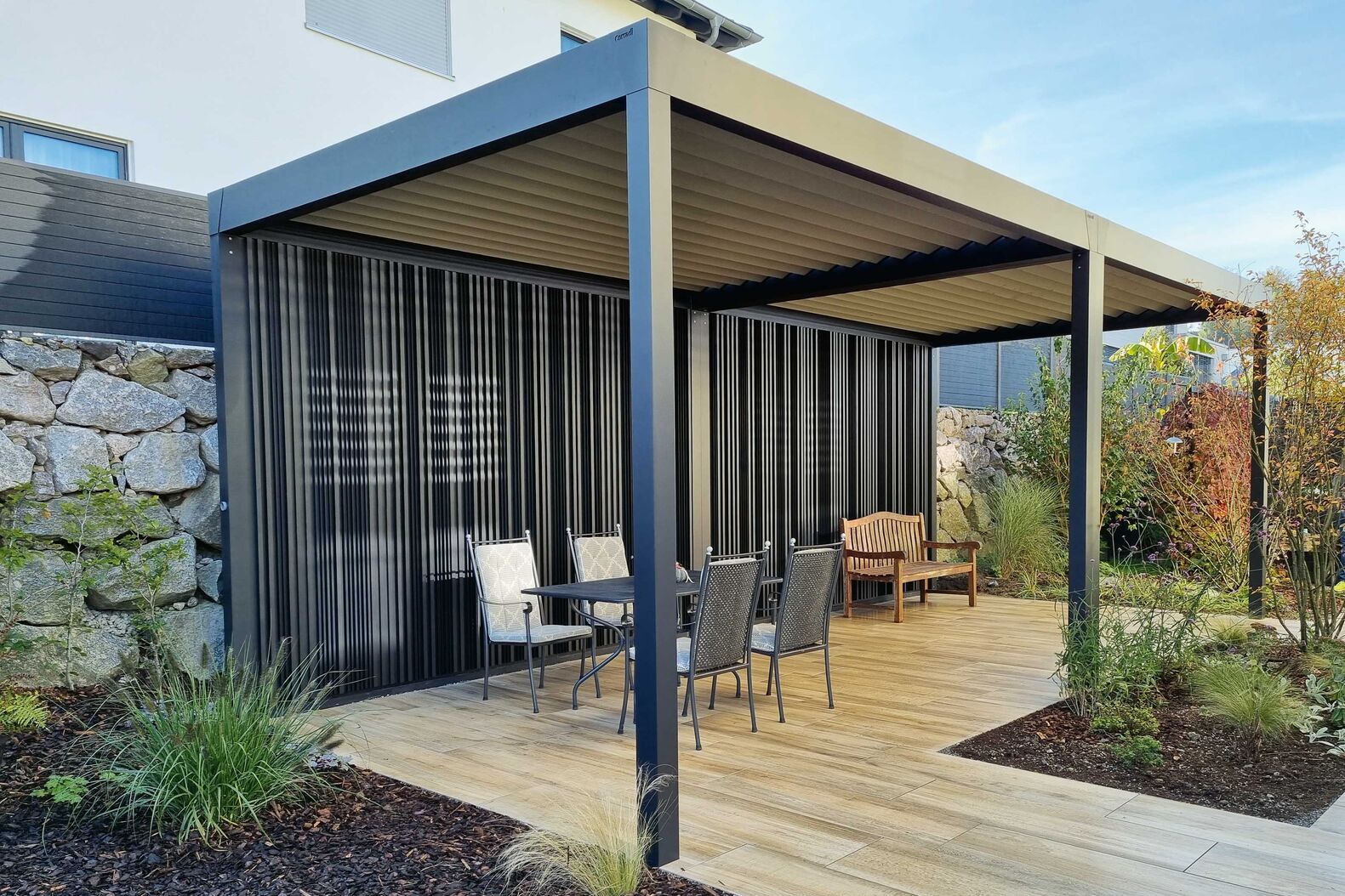 Das Lamellendach «Algarve» ist in allen RAL-Farben erhältlich. Werden die Lamellen geschlossen, dient es als Regenschutz. Renson über Atrium-design AG.