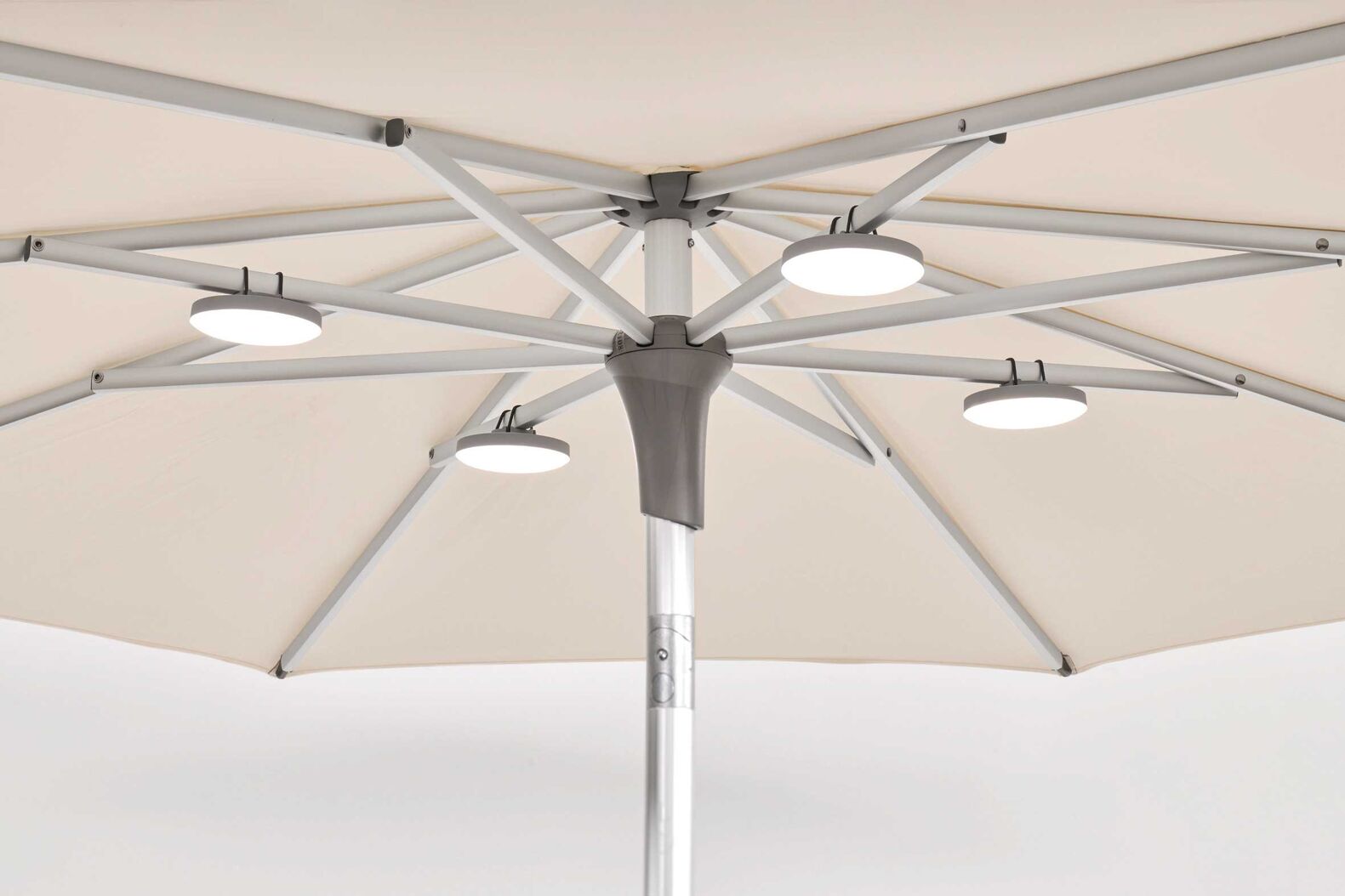 Perfekt für die Abendstunden: Die Beleuchtung des Schirms wird bequem über eine Fernbedienung gesteuert und lässt sich dimmen. Glatz AG.