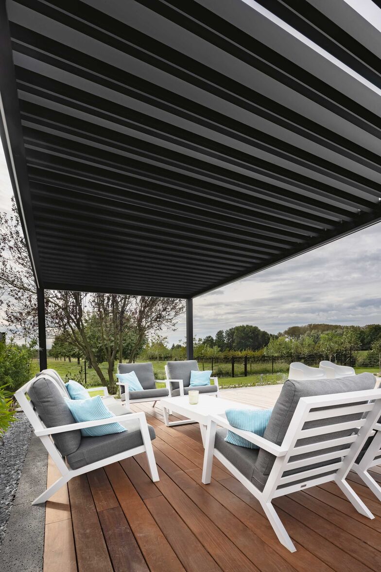 Ein Knopfdruck genügt, um den Schatten, den Lichteinfall oder die Belüftung auf der Terrasse einzustellen. Die Lamellen des «Pallazzo Lounge» lassen sich um 135 Grad drehen. Green Style Holland GmbH.