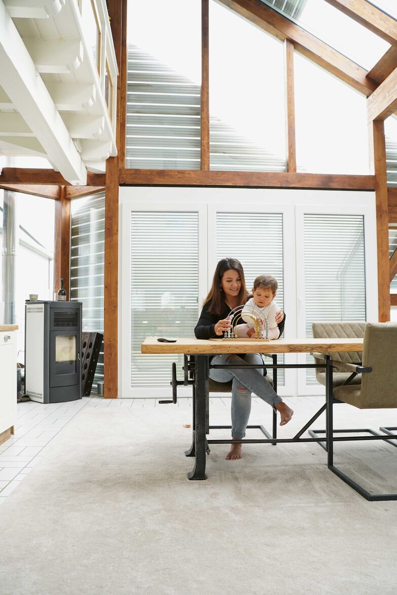Auch im Wohnraum will man vor starker Sonneneinstrahlung geschützt sein: Schanz bietet Storen in vielen möglichen Formen und in sämtlichen RAL-Farben. Schanz Rollladensysteme GmbH.