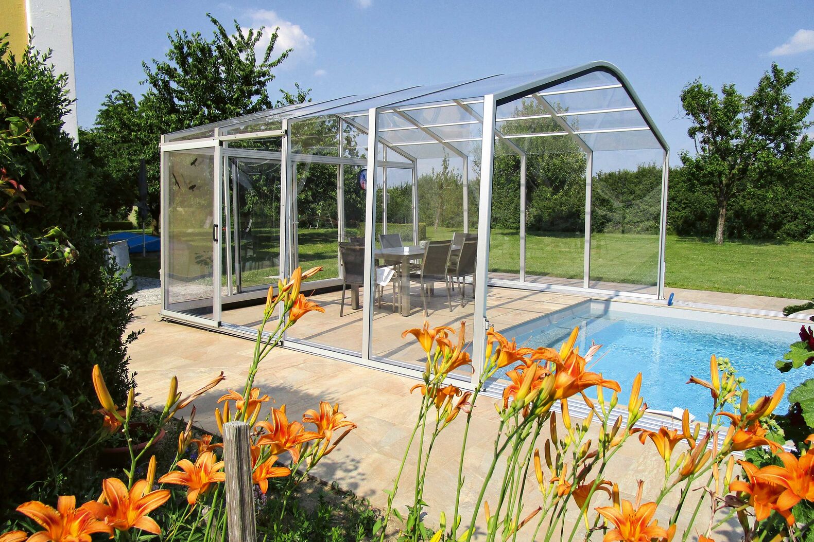 Baden im Freien, aber den Kaffee lieber im windgeschützten Bereich geniessen? Kein Problem: Die passende Überdachung bietet Vöroka. Vöroka GmbH.