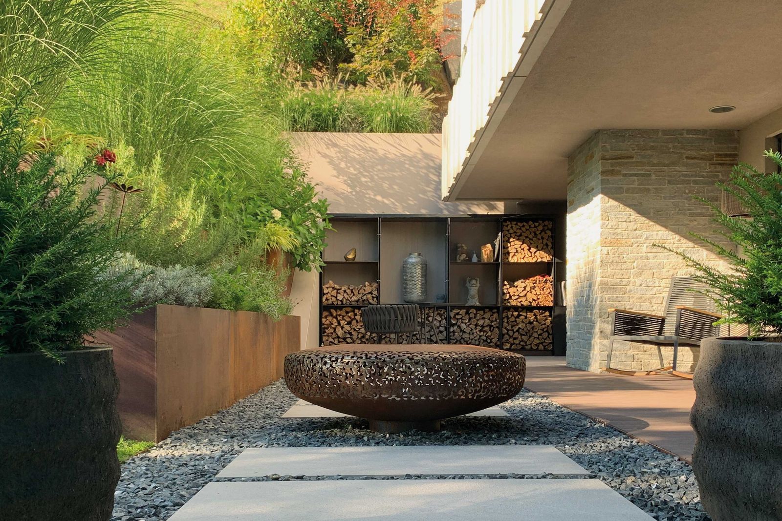 Kühle Materie wird mit der Feuerstelle «Ufo» zur wärmenden Lichtquelle.