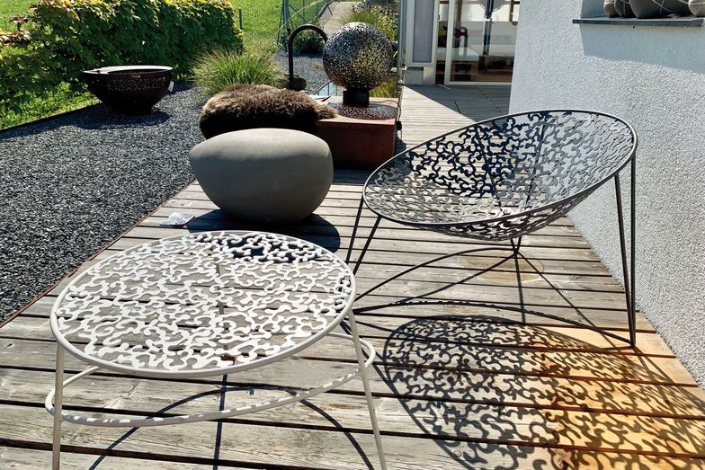Die Ornamente vom Gartenstuhl «Rondo» ergeben ein Spiel mit Schatten und Licht.