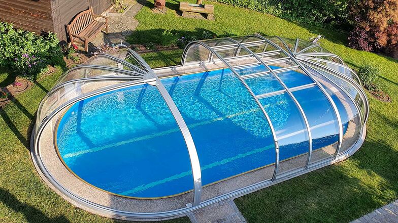 «Opal» ist oval! Die Halle besteht aus einer Kombination von Halbrund-Schalen und einem geraden Mittelteil. Über diverse Schiebeelemente lässt sich der Pool öffnen und schliessen, sodass schnell auf jede Wetterkapriole im Handumdrehen reagiert werden kann. Die Poolüberdachung kann in unterschiedlichen Höhen ausgeführt werden.