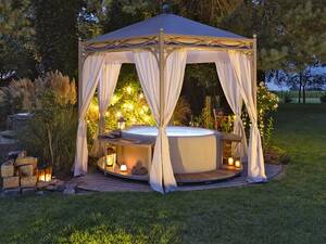 Zeitlos und überraschend mobil. Der Whirlpool «Softub Poseidon X» ist sehr leicht, wodurch er schnell und flexibel umgestellt ist, je nachdem, ob man einen Wellness-Moment braucht oder Platz im Garten. Softub Schweiz AG.