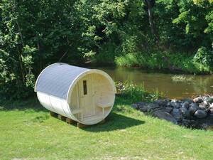 Finnische Fass-Sauna: In Finnland ist die Sauna ein fester Bestandteil des Alltags, ein Ort der körperlichen und seelischen Reinigung. Eine Tradition, die die Welt erobert. Das Saunafass «Exklusiv» wird in Finnland aus Kiefernholz hergestellt. Für den Elektro-Ofen ist ein 400V/16 A Stromanschluss notwenig. NIMA GmbH.